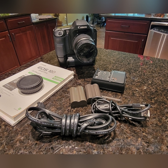 CANON EOS 10D Digital & Canon 28-80mm Lens, Complete - Picture 3 of 17